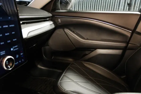 Ford Mustang Mach-E Alargada 35