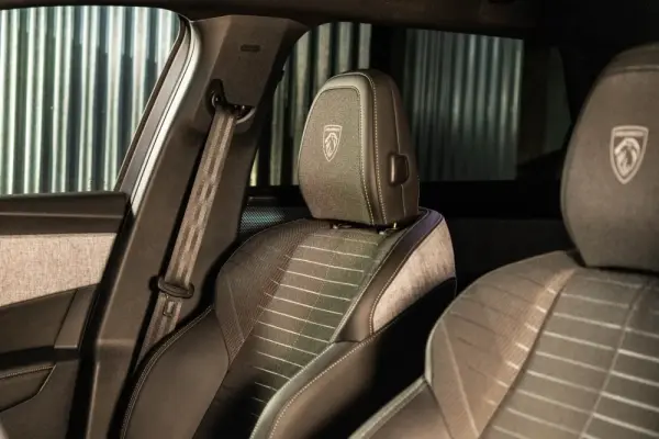 Peugeot E-5008 73 kWh GT 17