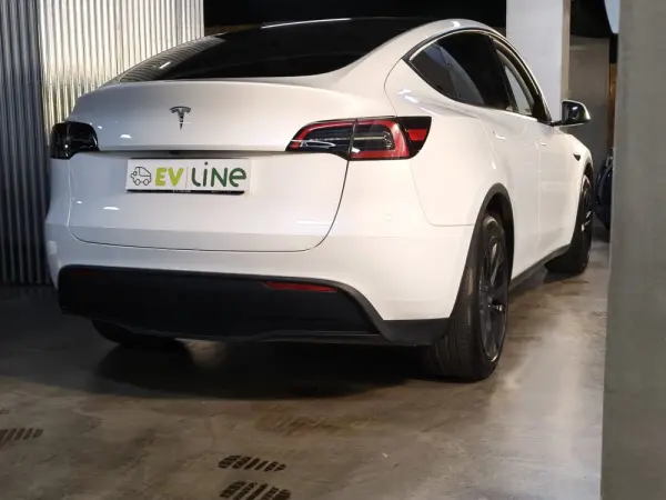 Tesla Model Y RWD 12