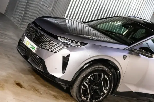 Peugeot E-5008 73 kWh GT 7
