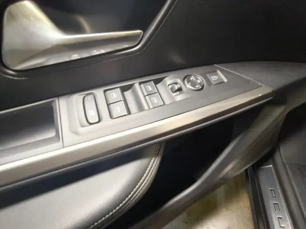 Peugeot E-5008 73 kWh GT 37