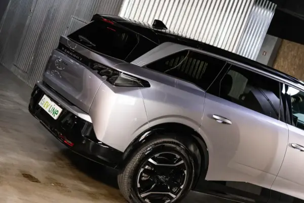 Peugeot E-5008 73 kWh GT 14