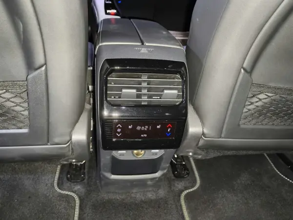 Peugeot E-5008 210 GT Exclusive 42