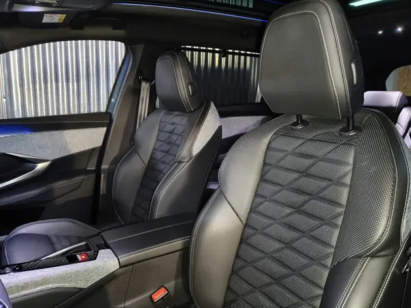 Peugeot E-5008 210 GT Exclusive 30