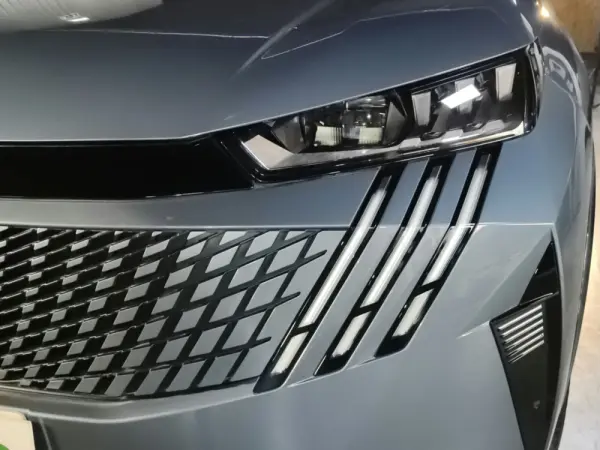 Peugeot E-5008 210 GT Exclusive 9