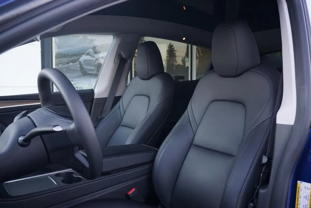 Tesla Model Y Long Range Dual Motor AWD 33