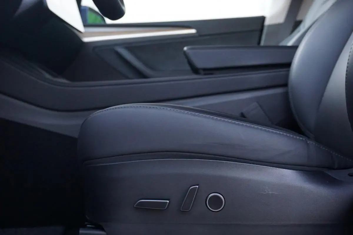 Tesla Model Y Long Range Dual Motor AWD 43