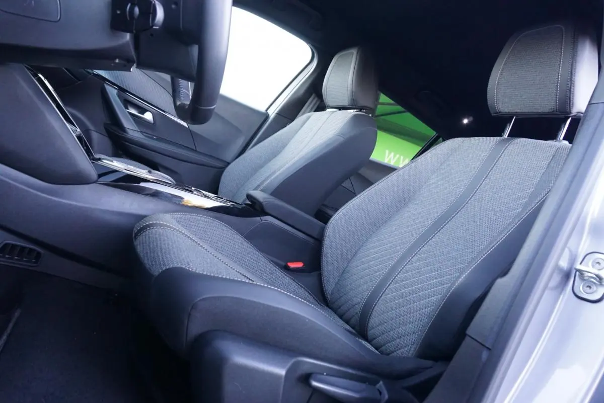 Peugeot e-2008 54 kWh Allure 6