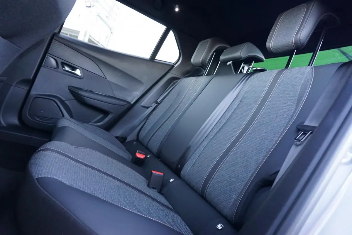 Peugeot e-2008 54 kWh Allure 7