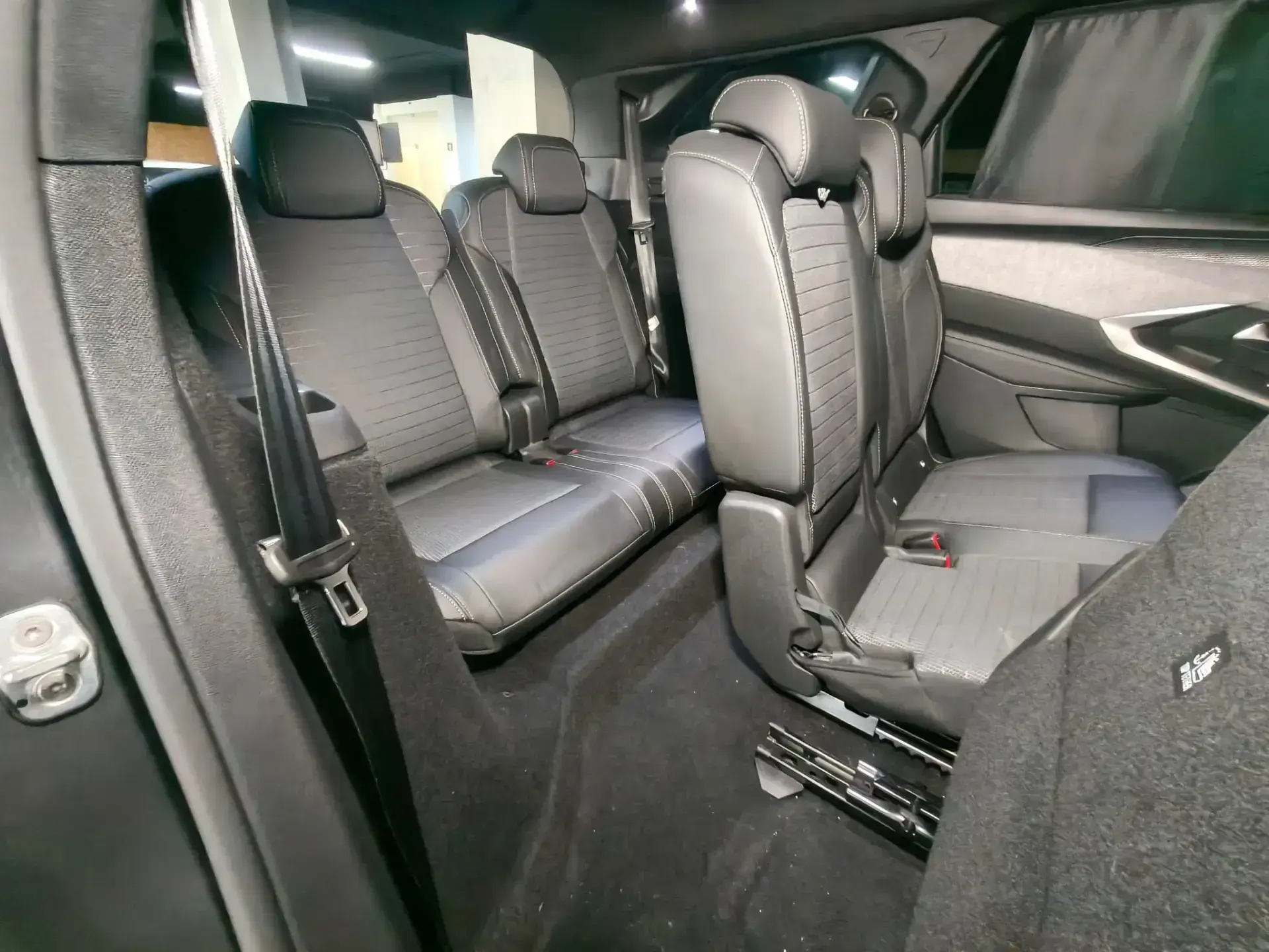 Peugeot E-5008 73 kWh GT 17