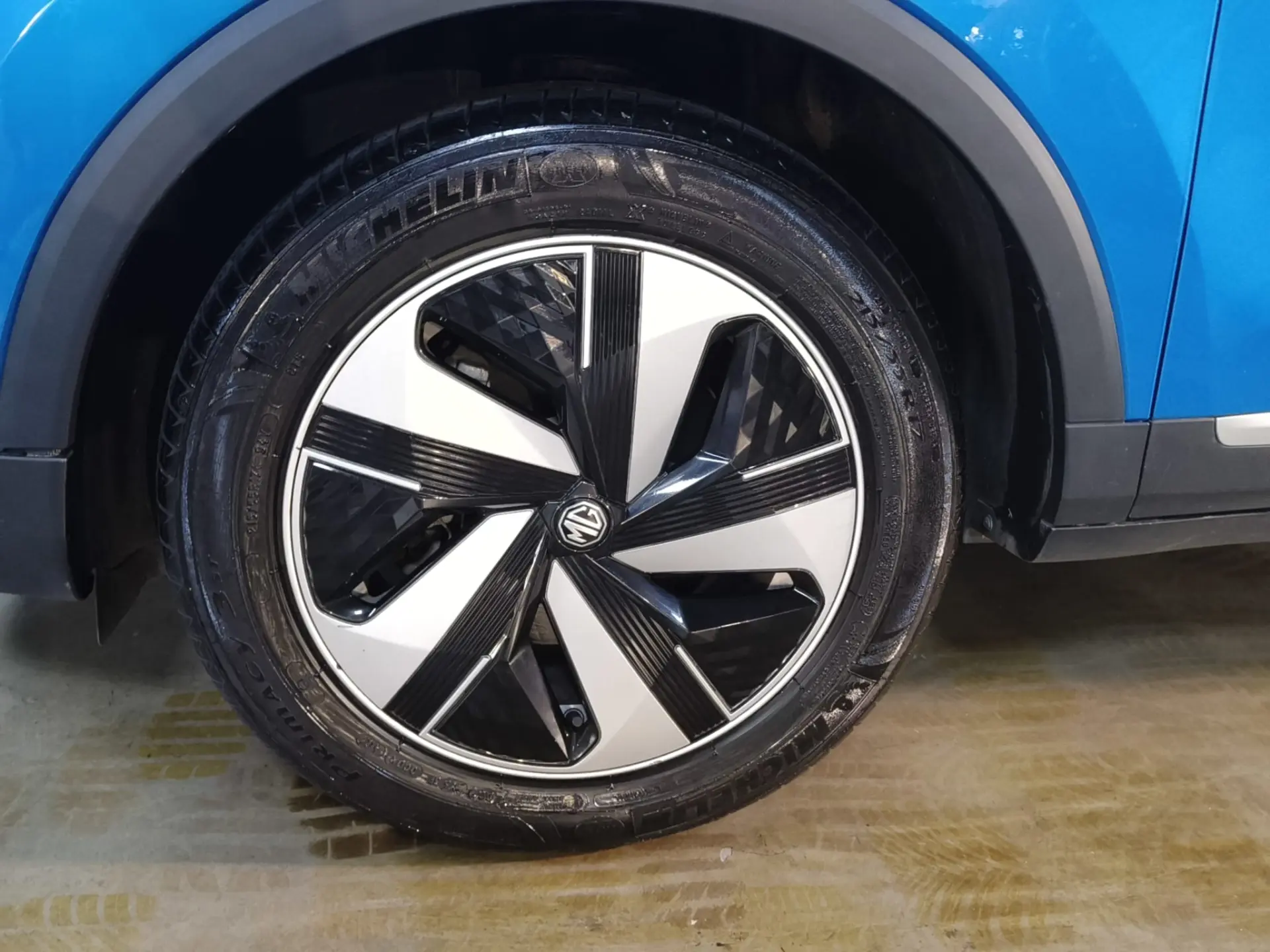 MG ZS EV 72.6 kWh Luxury 32