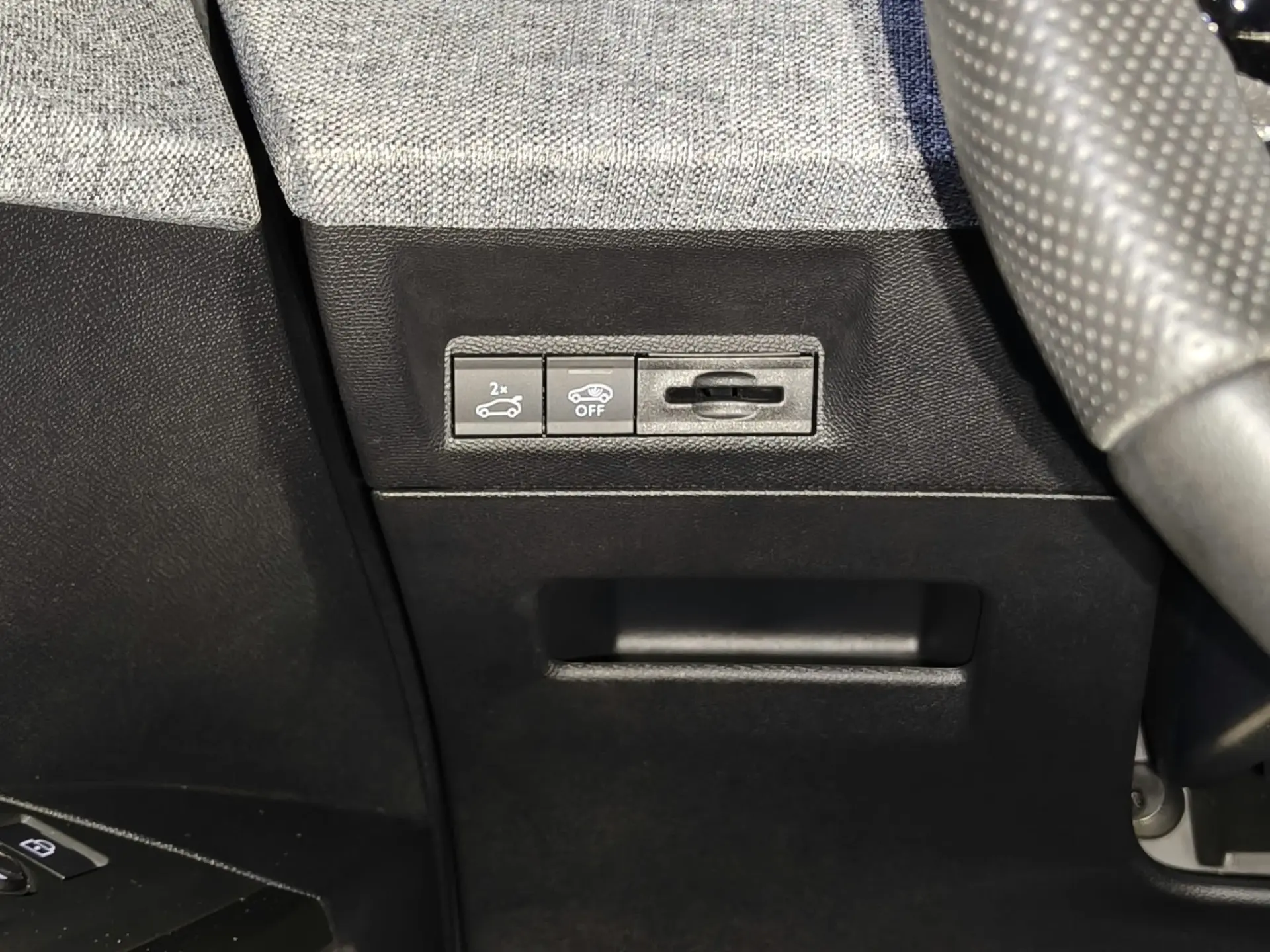 Peugeot E-5008 210 GT Exclusive 35