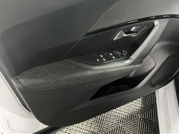 Peugeot e-2008 54 kWh SE Style 10