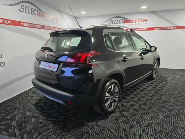 Peugeot 2008 1.2 PureTech Allure 4