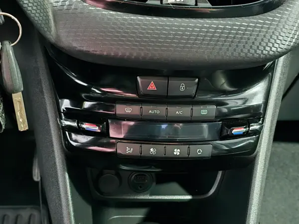 Peugeot 2008 1.2 PureTech Allure 9