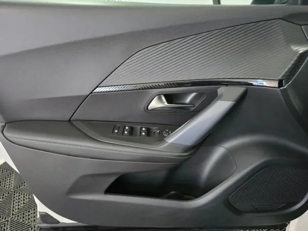 Peugeot 2008 1.2 PureTech Allure 17