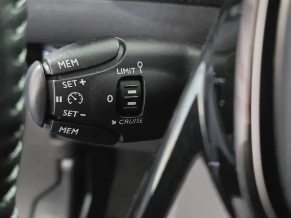 Peugeot 2008 1.2 PureTech Allure 15