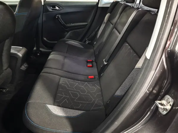 Peugeot 2008 1.2 PureTech Signature 21