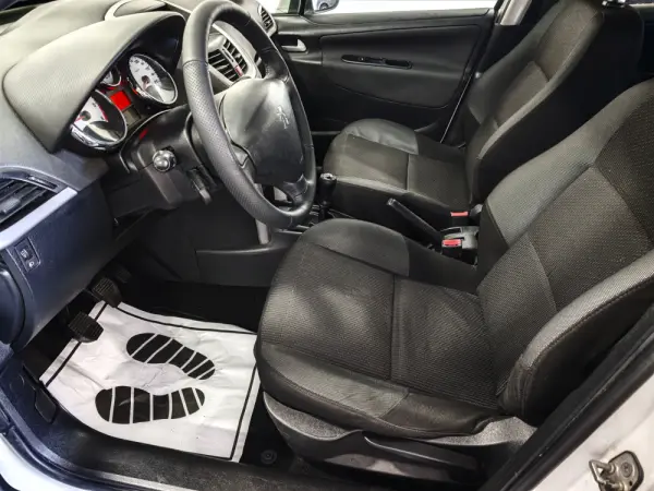 Peugeot 207 1.4 HDi Urban 19