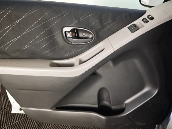Toyota Yaris 1.0 VVT-i Comfort 16