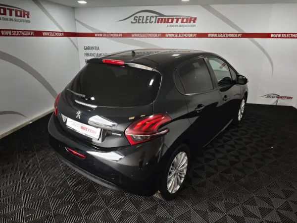 Peugeot 208 1.2 VTi Allure 6