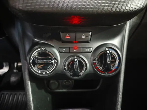 Peugeot 2008 1.2 PureTech Signature 11