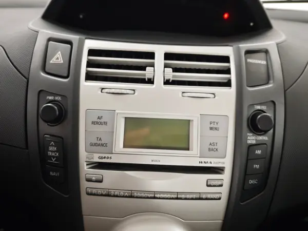 Toyota Yaris 1.0 VVT-i Comfort 8