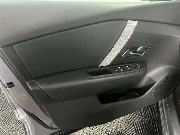 Citroën C4 1.2 PureTech Shine EAT8 12