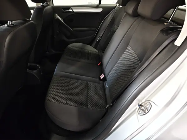Volkswagen Golf 1.6 TDi Confortline 17