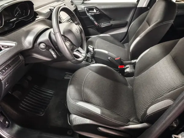 Peugeot 208 1.2 VTi Allure 18