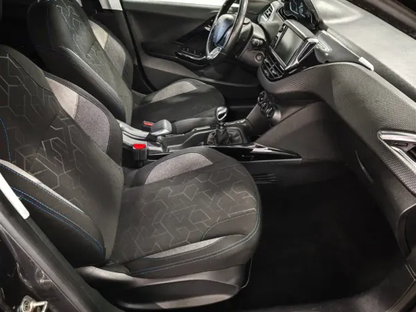 Peugeot 2008 1.2 PureTech Signature 23