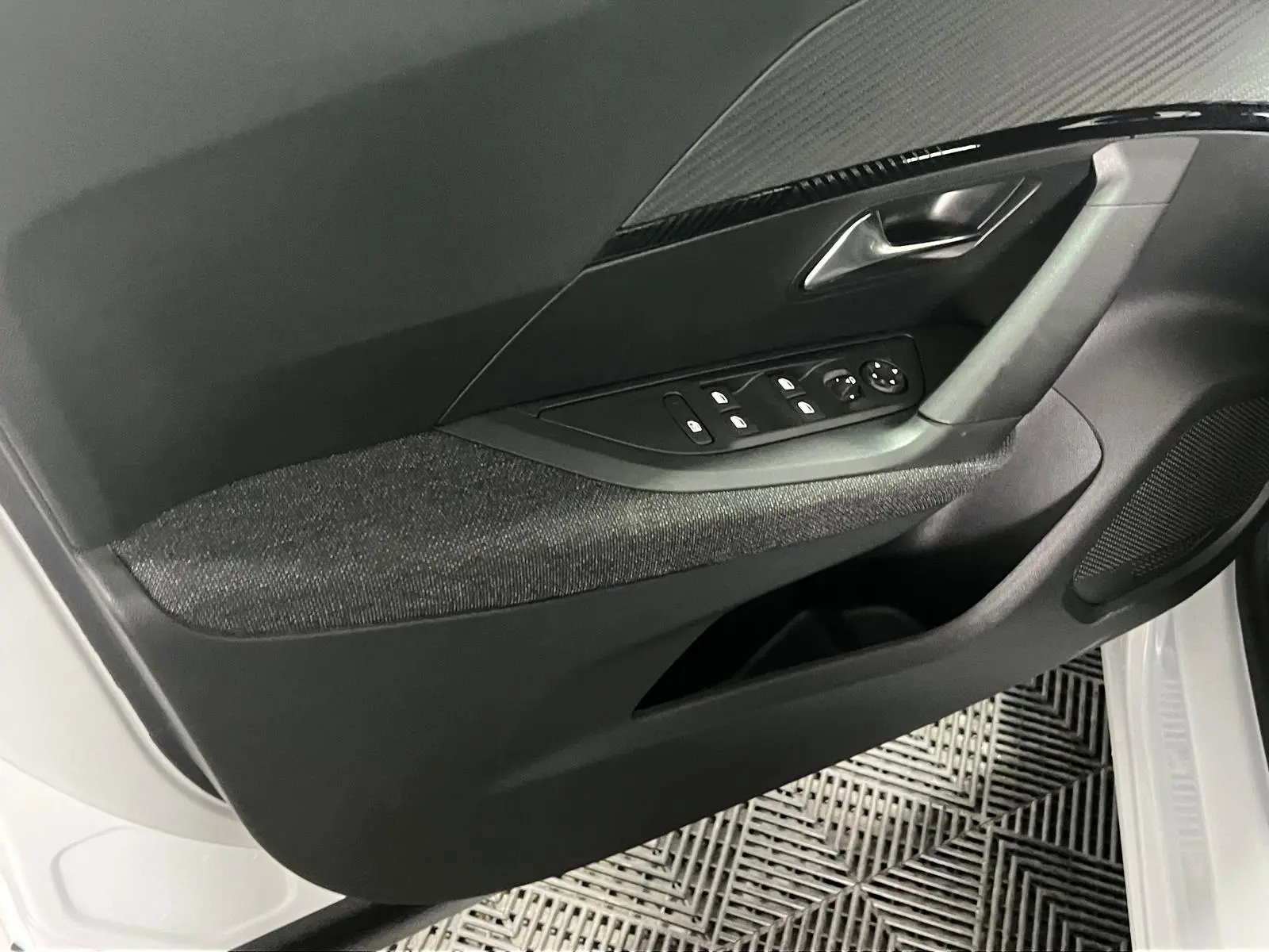 Peugeot e-2008 54 kWh SE Style 10