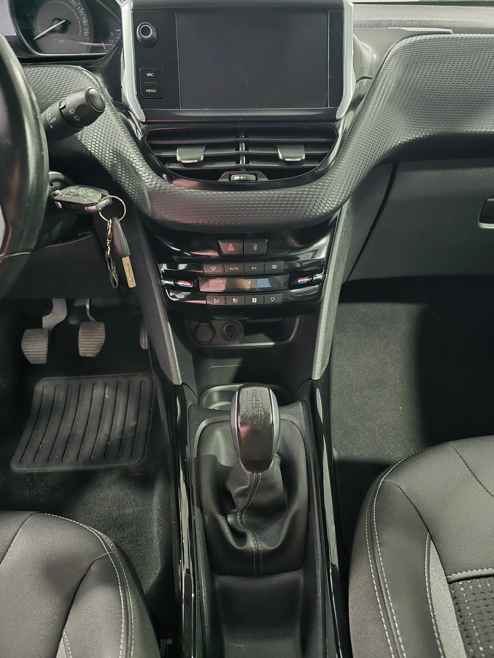 Peugeot 2008 1.2 PureTech Allure 11