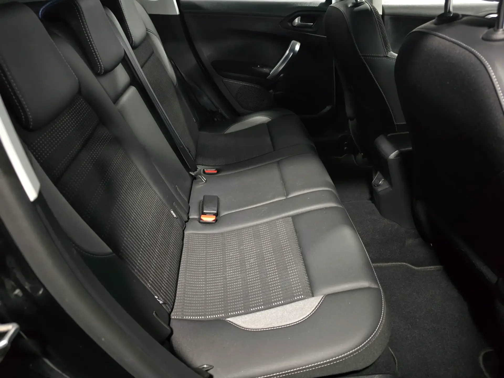 Peugeot 2008 1.2 PureTech Allure 19