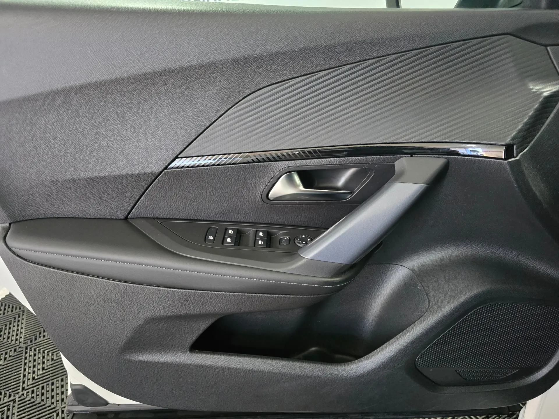 Peugeot 2008 1.2 PureTech Allure 17