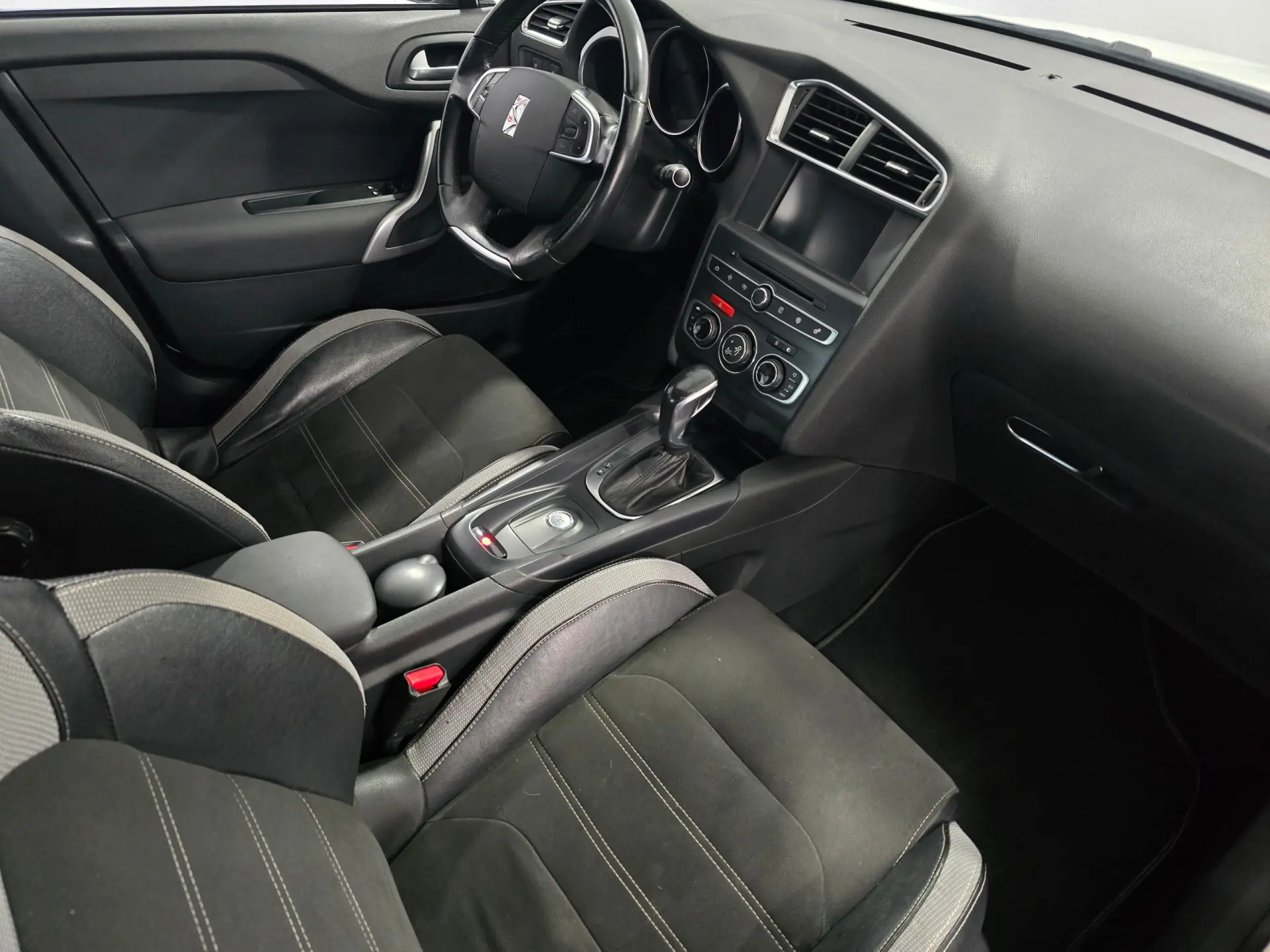 Citroën DS4 1.6 BlueHDi So Chic EAT6 21