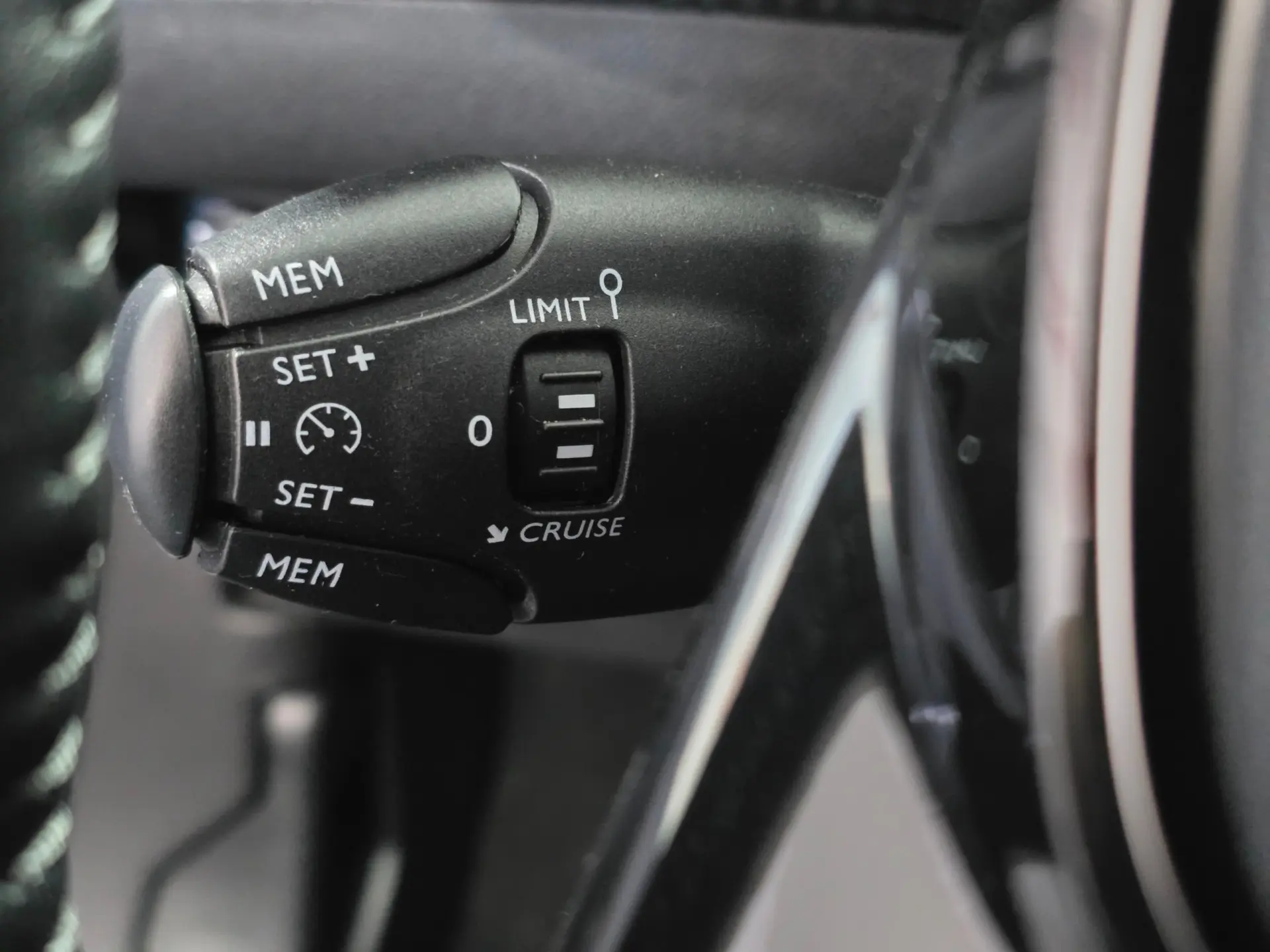 Peugeot 2008 1.2 PureTech Allure 15