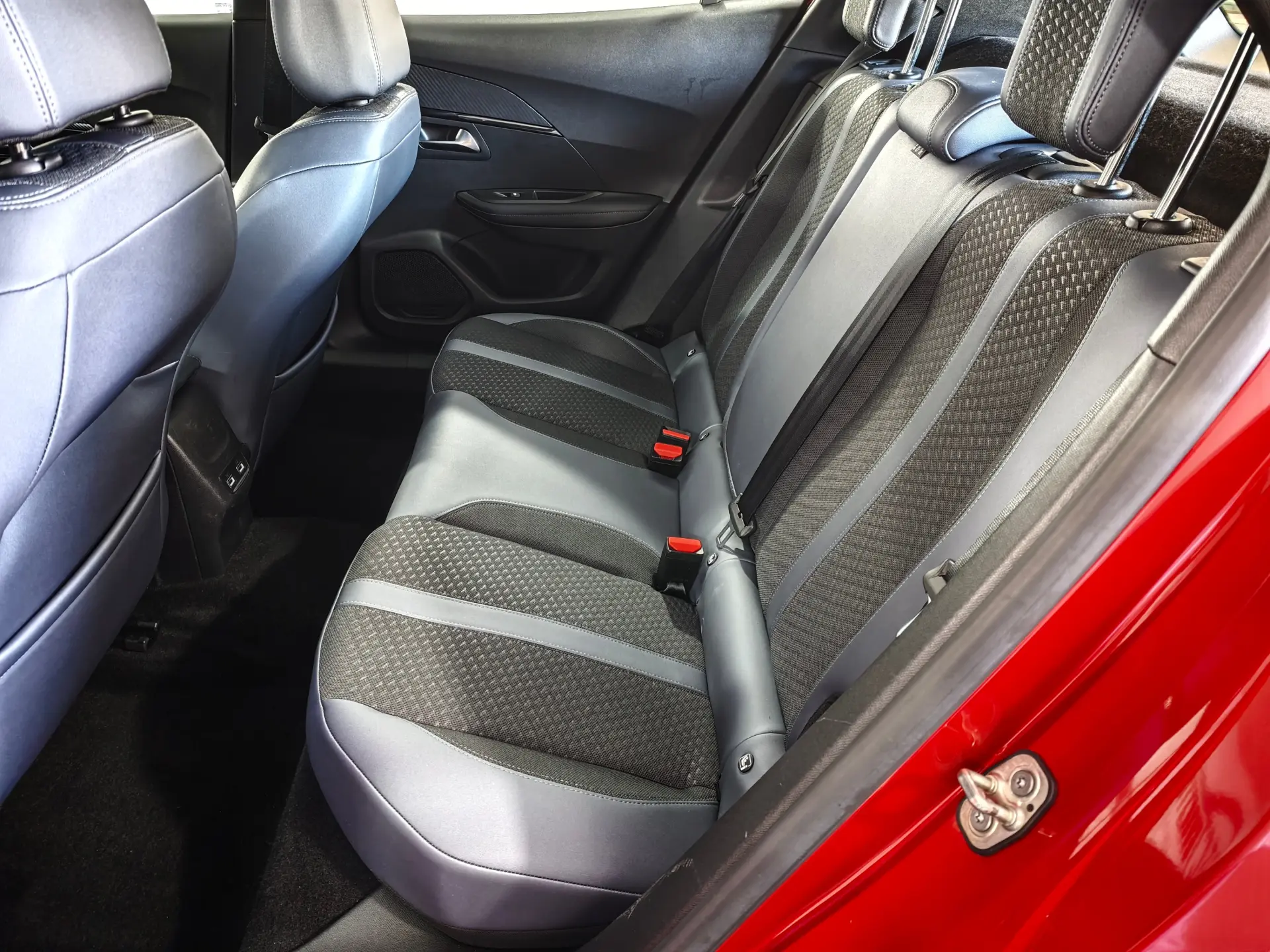 Peugeot e-2008 Allure 30