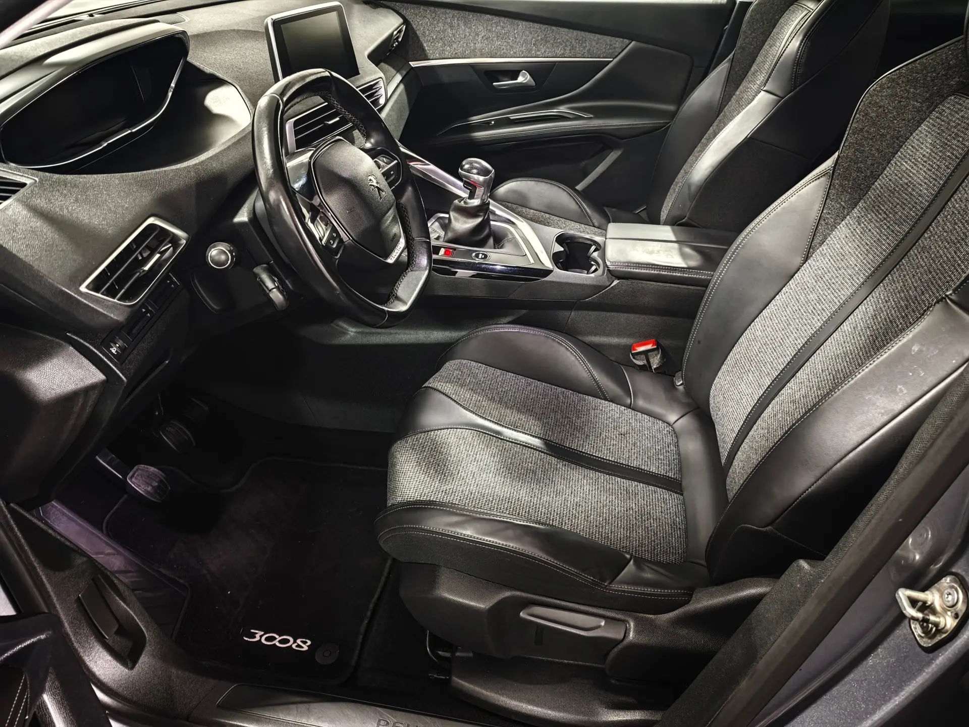 Peugeot 3008 1.2 PureTech Allure Pack 18