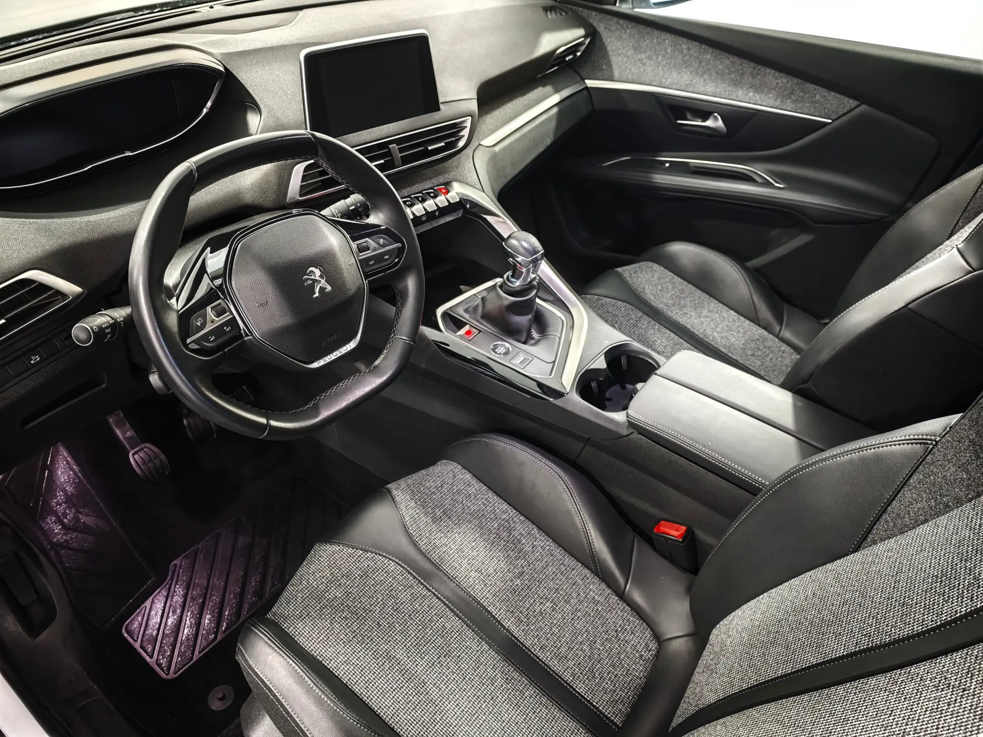 Peugeot 3008 1.2 PureTech Allure Pack 18