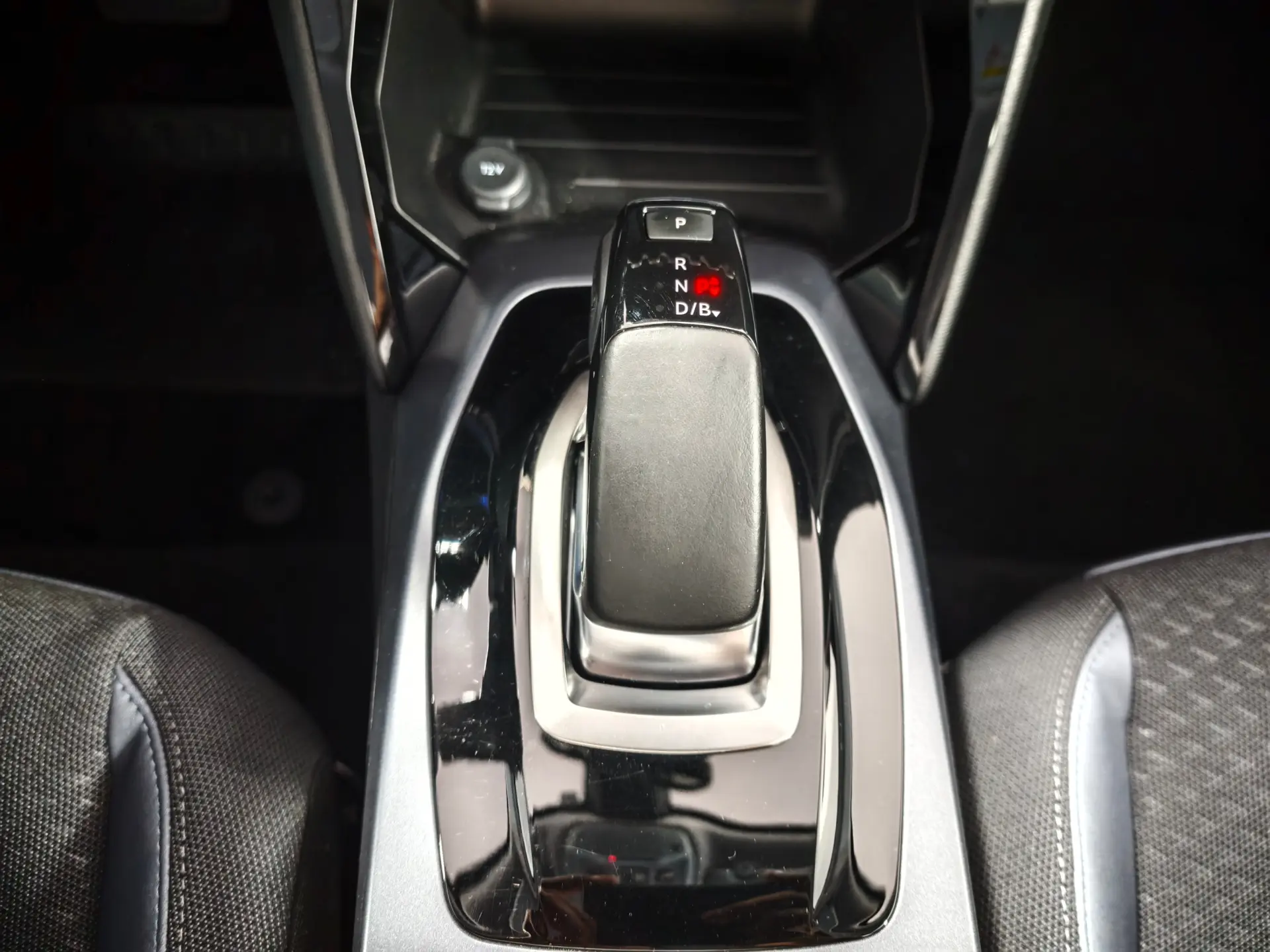 Peugeot e-2008 Allure 18
