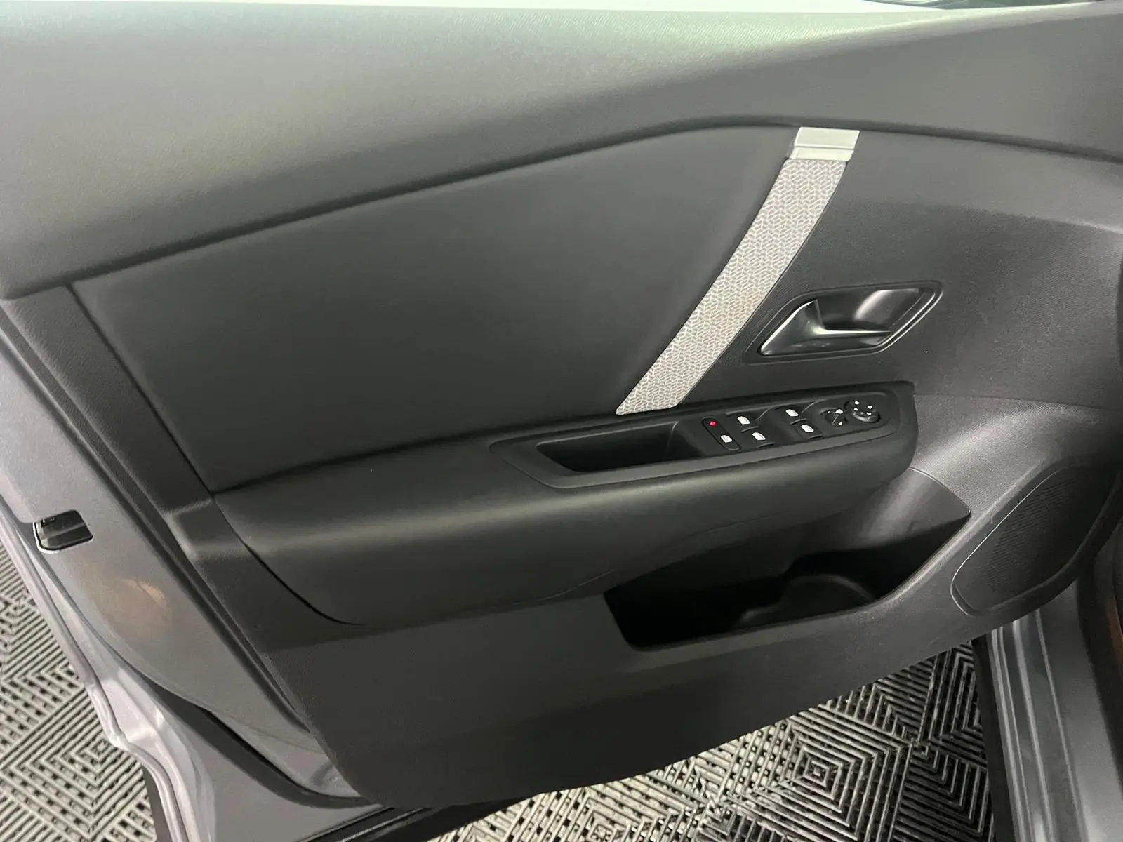 Citroën C4 1.2 PureTech Shine EAT8 12