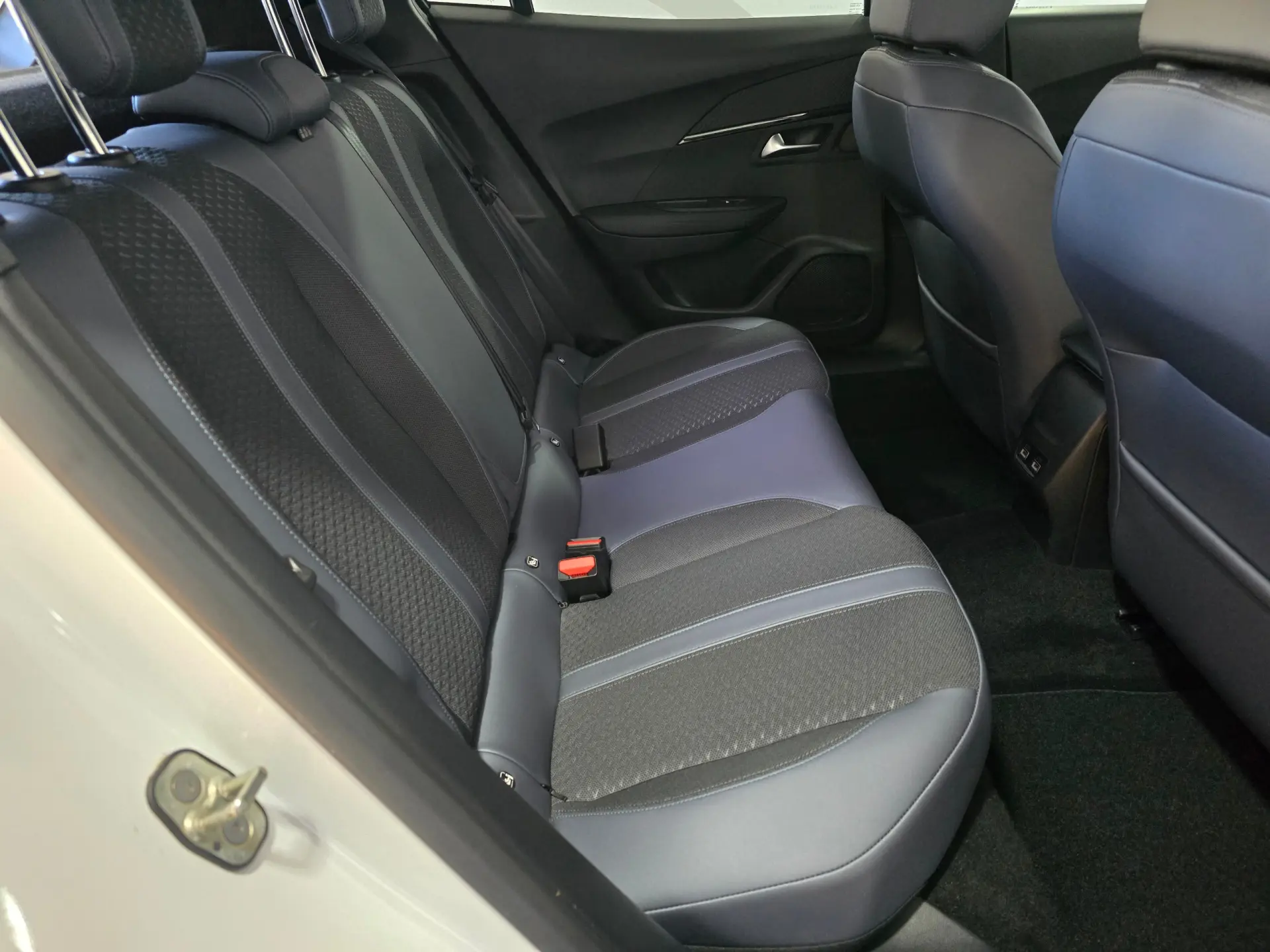 Peugeot 2008 1.2 PureTech Allure 21