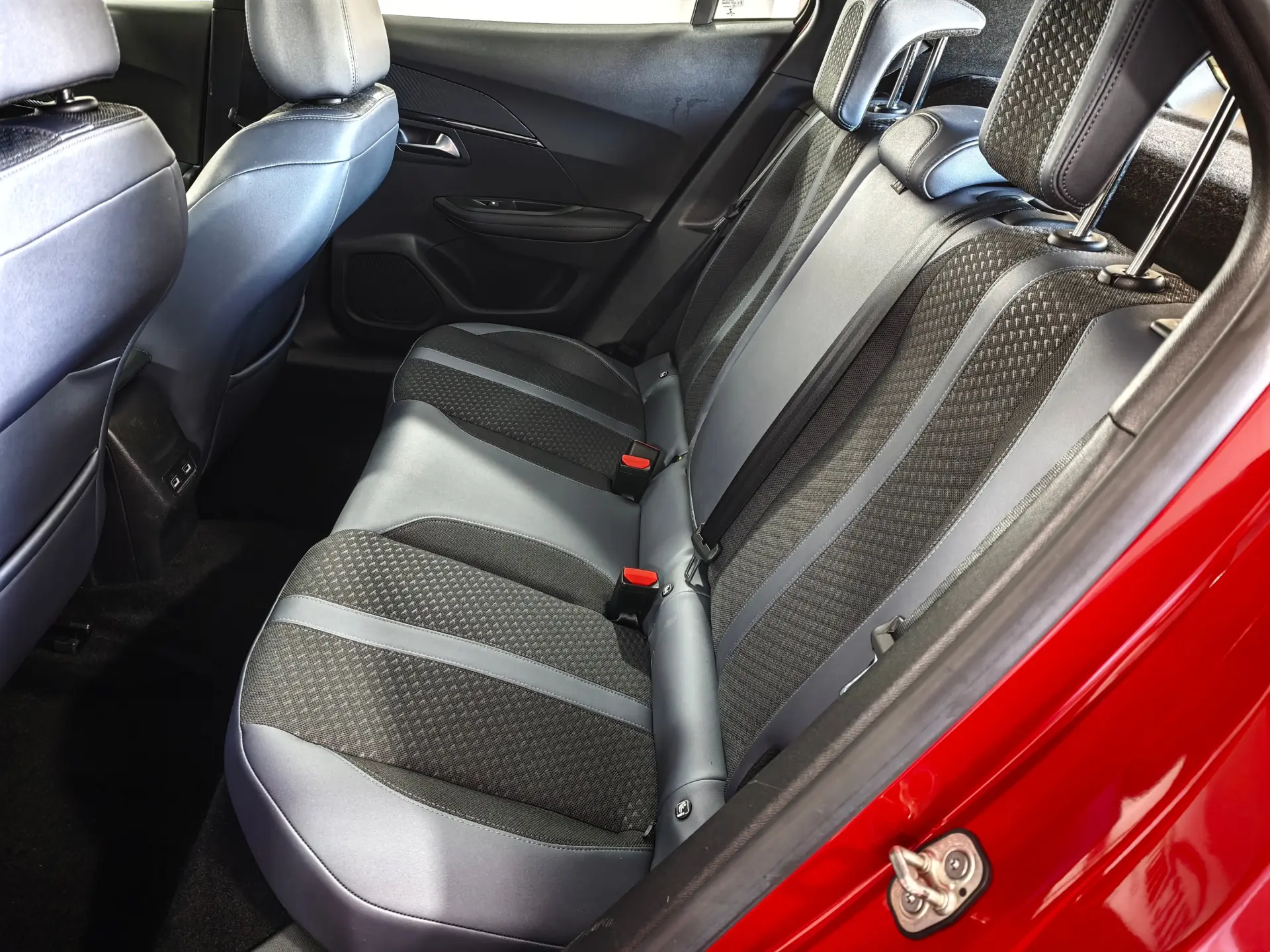 Peugeot e-2008 Allure 29