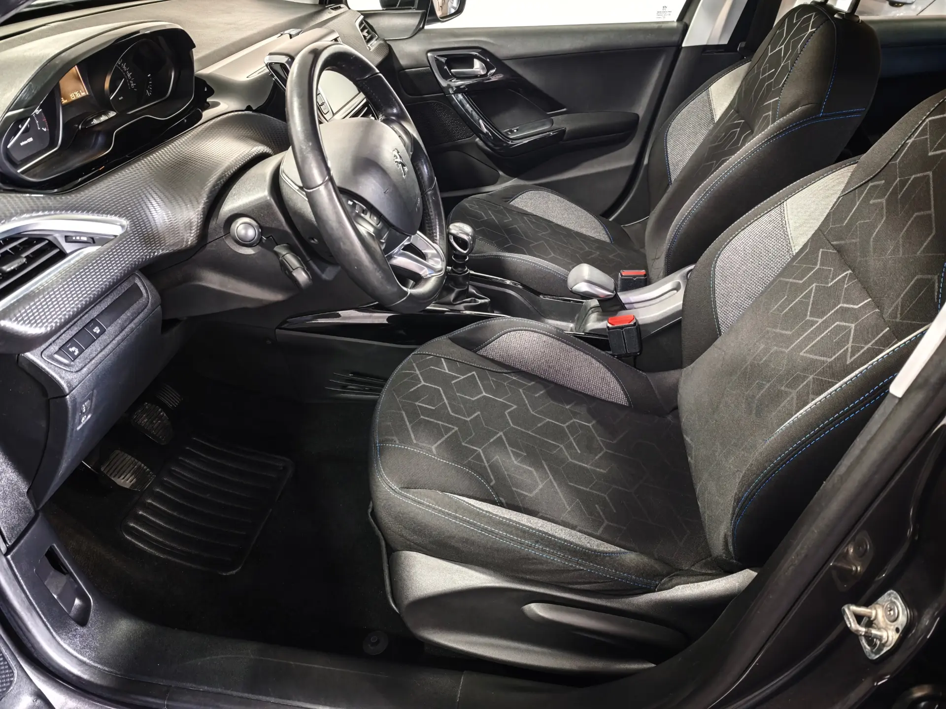Peugeot 2008 1.2 PureTech Signature 19