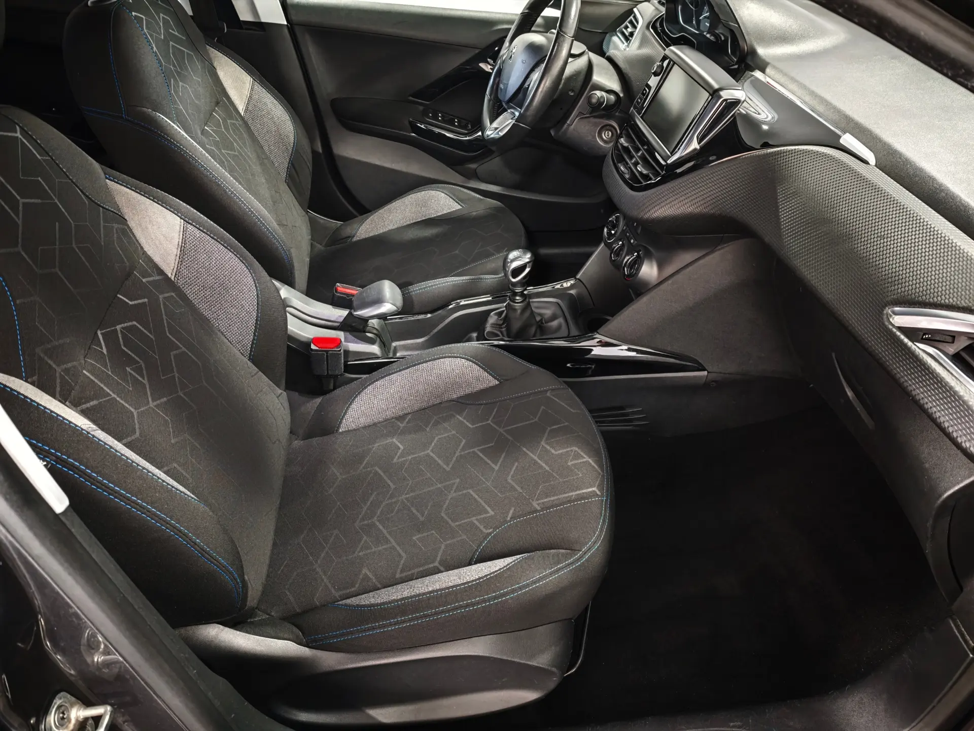 Peugeot 2008 1.2 PureTech Signature 23