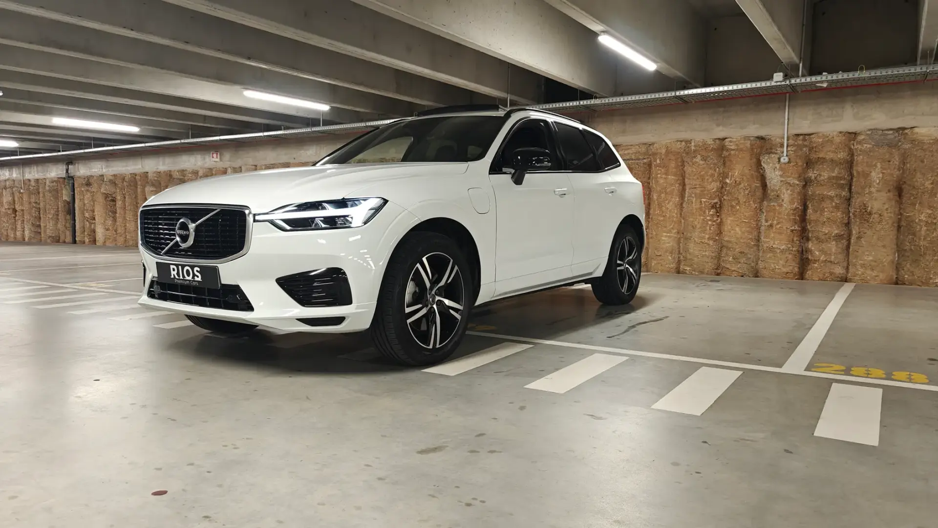 Volvo XC 60 2.0 T8 PHEV R-Design AWD 34