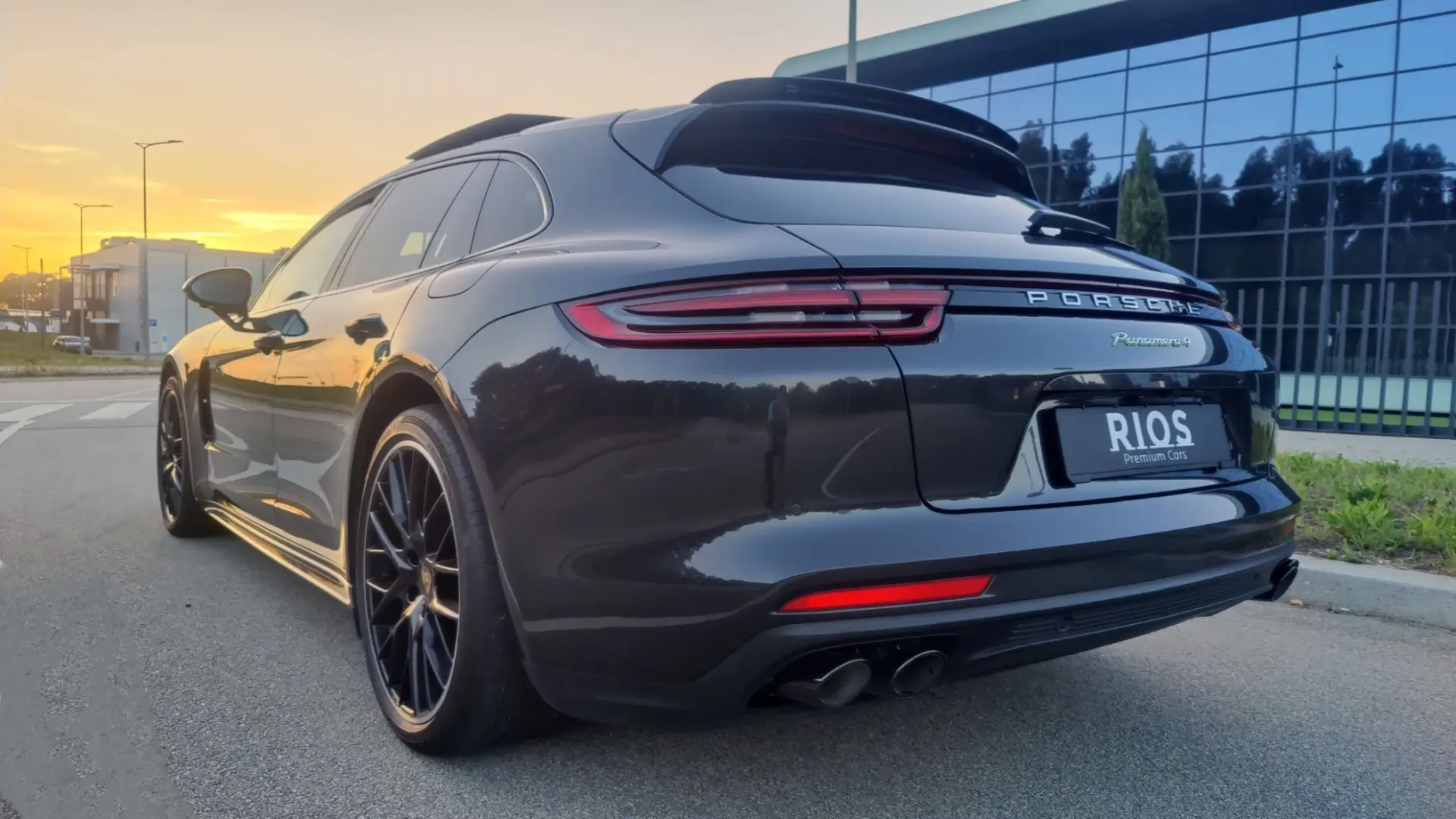 Porsche Panamera Sport Turismo 4 E-Hybrid 1