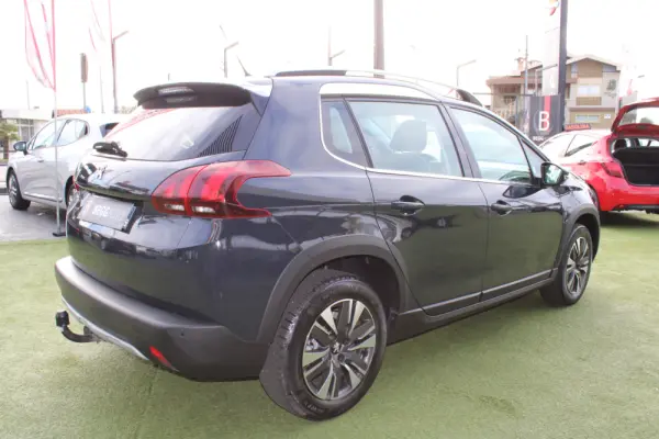 Peugeot 2008 PureTechAllure 6