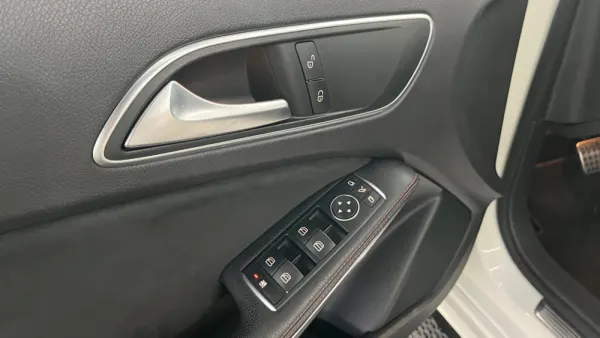 Mercedes-Benz A 45 AMG 4-Matic 16